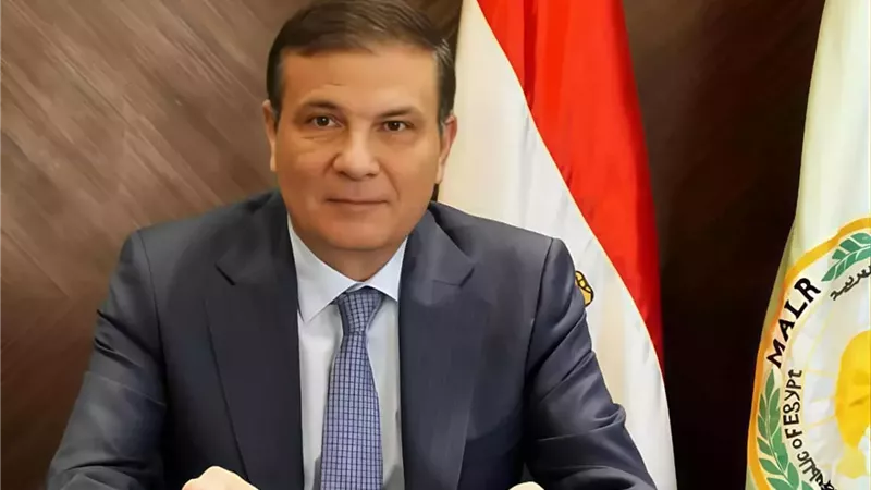 وزير الزراعة يحيل مسؤولي 4جمعيات زراعية وموظفين عموميين للنيابة العامة