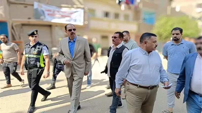 محافظ سوهاج يتفقد مستوى الخدمات بقرية 