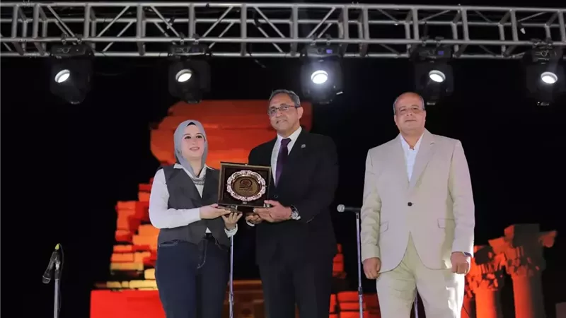 محافظ قنا يكرم رموز الفن والثقافة