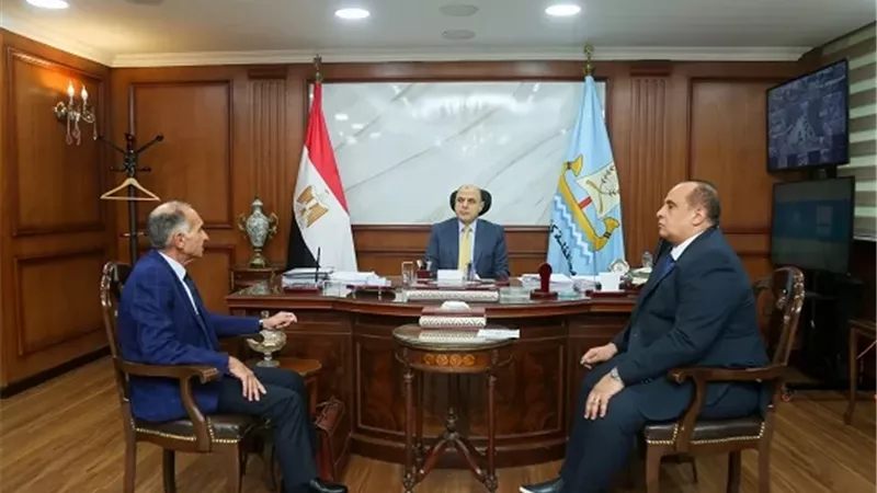 محافظ كفرالشيخ يناقش مشروعات تحسين خدمات مياه الشرب والصرف