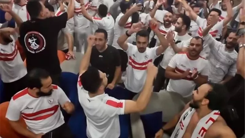 لاعبو الزمالك يحتفلون مع الجماهير بعد التأهل لنهائي السوبر - شاهد
