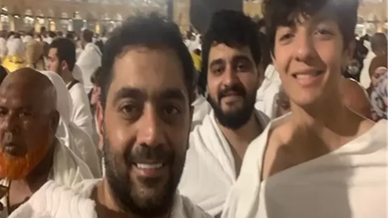 أحمد فلوكس يؤدي مناسك العمرة بصحبة نجله سيف