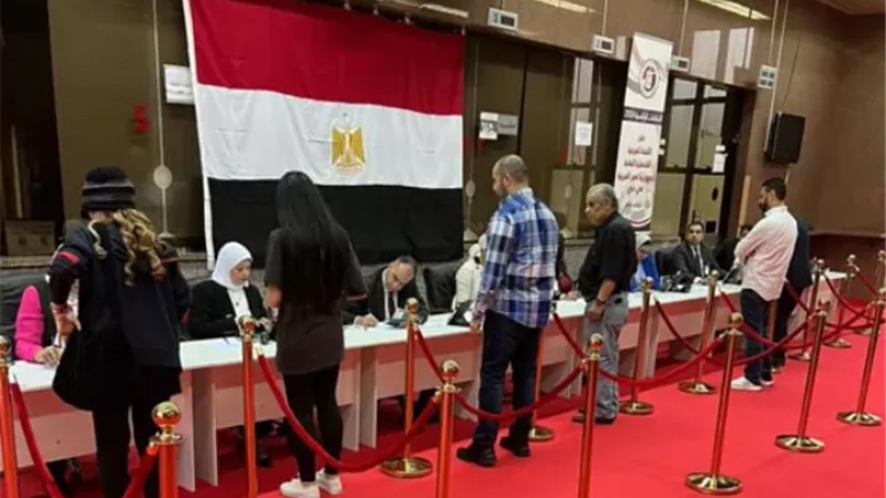 الناخبون يتوافدون على السفارة المصرية بالكويت للمشاركة بانتخابات مجلس النواب
