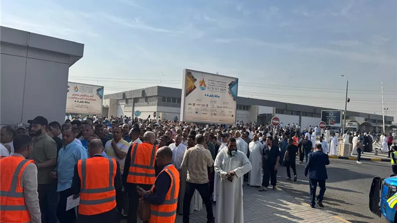 شاهد.. طوابير الناخبين أمام السفارة المصرية بالكويت