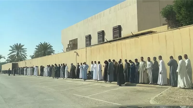 توافد أبناء الجالية المصرية على سفارتنا بالرياض للمشاركة بانتخابات مجلس النواب