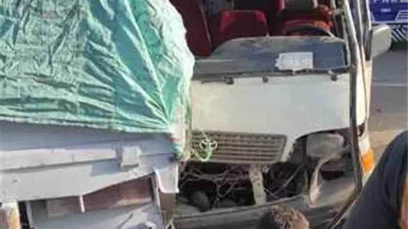 إصابة 9 عمال فى تصادم سيارتين داخل محافظة الشرقية