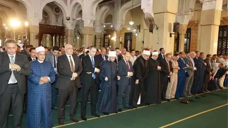وزير الأوقاف ومحافظ كفرالشيخ يؤدون صلاة الجمعة بمسجد الدسوقى