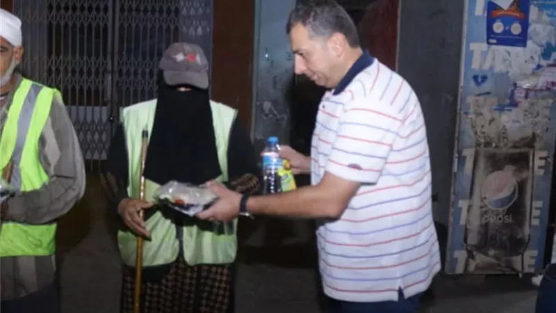 وجبات ساخنة لعمال النظافة بدمياط تقديرا لجهودهم