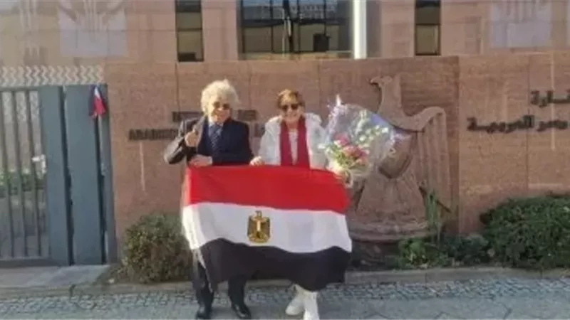 بالورود.. الجالية المصرية بألمانيا تشارك بانتخابات النواب 2025