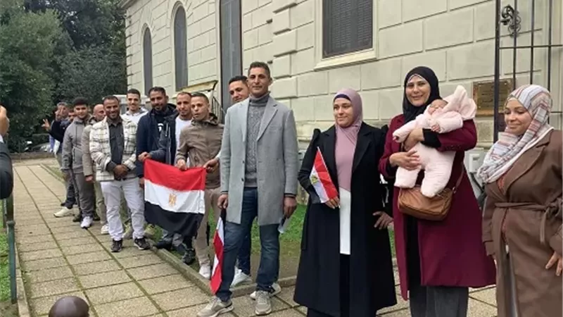 حشود كبيرة للمصريين أمام سفارة الكويت وتوقعات بمد التصويت