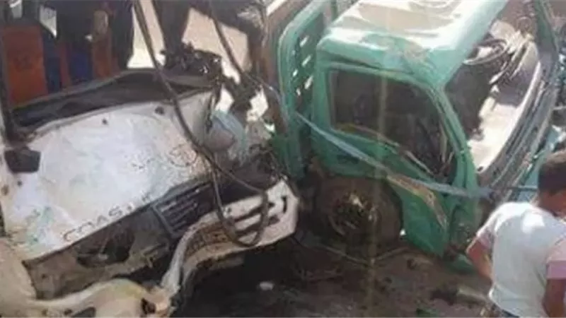 أب وابنه ضمن ضحايا حادث تصادم تريلا وسيارة محملة عمال فى الصف