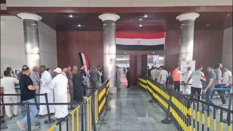 المصريون بالسعودية يواصلون التوافد بكثافة للمشاركة بانتخابات النواب