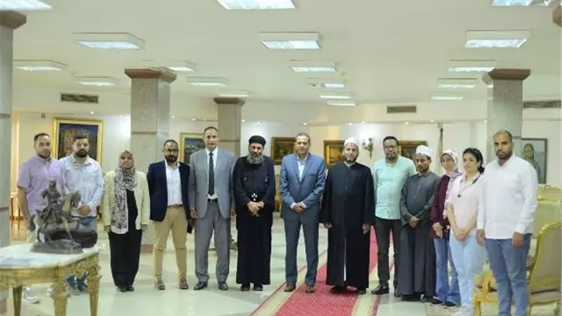 رئيس مدينة الأقصر يعقد اجتماع مع الشباب لمناقشة الوعى المتكامل