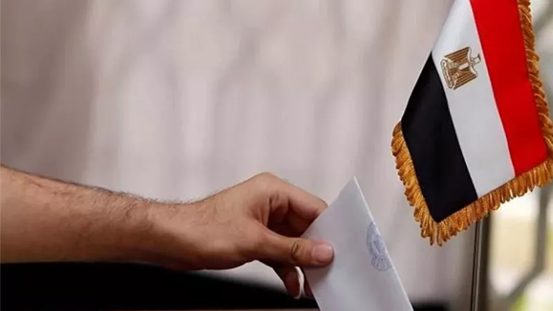 أبناء الجالية يواصلون التوافد على السفارة المصرية بمسقط للمشاركة بانتخابات مجلس النواب