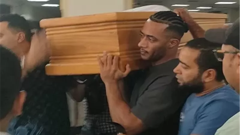 محمد رمضان يكشف موعد ومكان عزاء والده