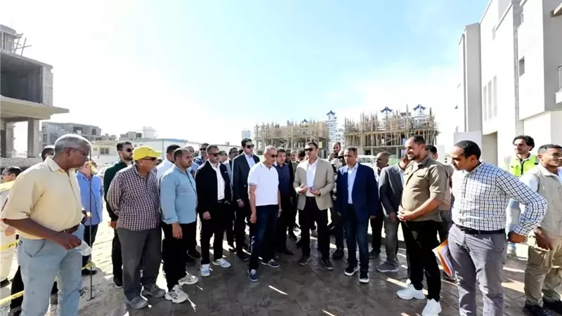 وزير الإسكان يتابع تطوير الطريق الرئيسي لمارينا 5 ويوجه بتكثيف الأعمال