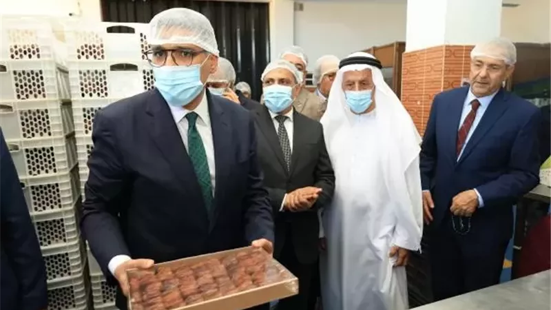 النجار يتفقد خطوط الإنتاج بأحد مصانع تعبئة وتغليف التمور بالواحات