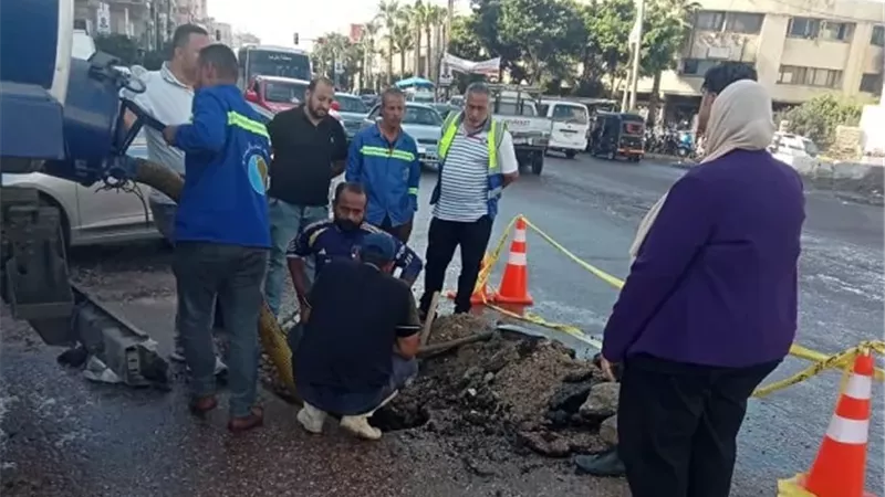 اصلاح كسرمفاجئ بخط مياه عمومية بشارع المكس بالإسكندرية