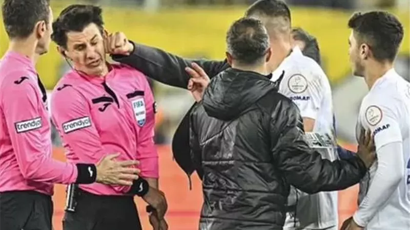 من هو خليل أوموت حكم مباراة الأهلي والزمالك في نهائي كأس السوبر؟