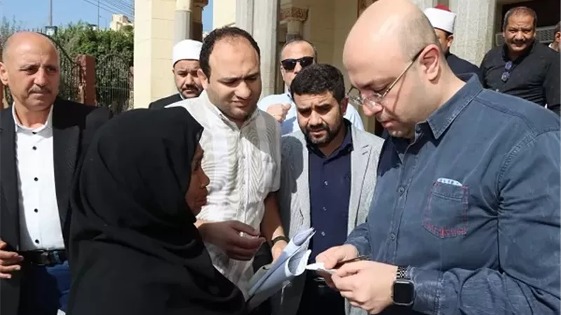 عجوز تطلب نظارة طبية ومحافظ بنى سويف يستجيب