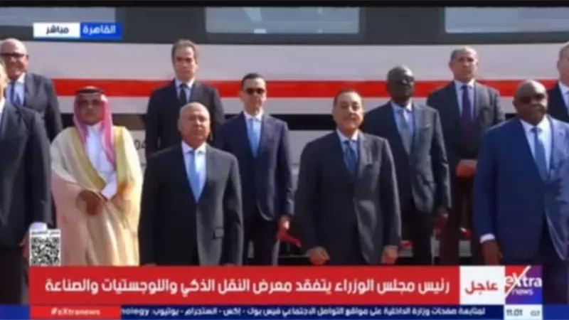 رئيس الوزراء يلتقط صورة تذكارية مع المشاركين بمعرض النقل الذكي