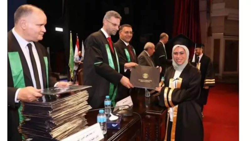 اختيار طالبة بجامعة القاهرة للمشاركة ببرنامج عالمي للبرمجيات