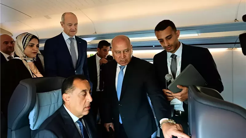 رئيس الوزراء يتفقد أول أتوبيس برمائي محلى الصنع