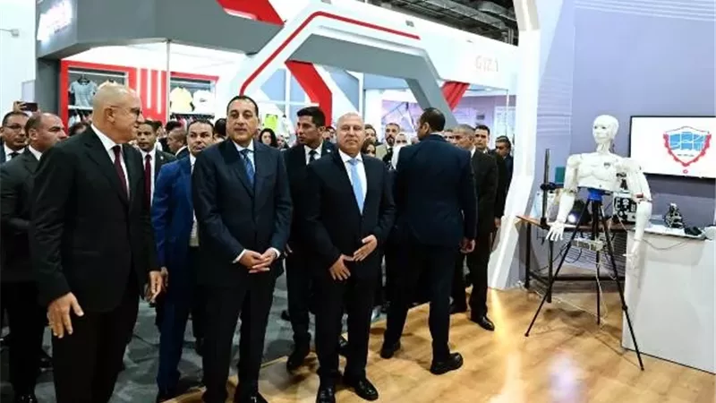 رئيس الوزراء يعطي إشارة بدء التشغيل التجريبي للخط الأول للقطار الكهربائ ي السريع 