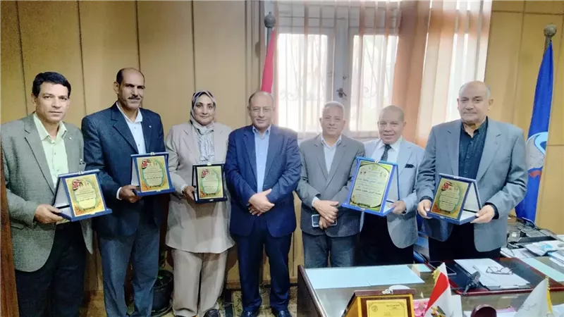 وكيل زراعة البحيرة يتابع جمعية عزب شبرا و يكرم 4 موظفين متميزين