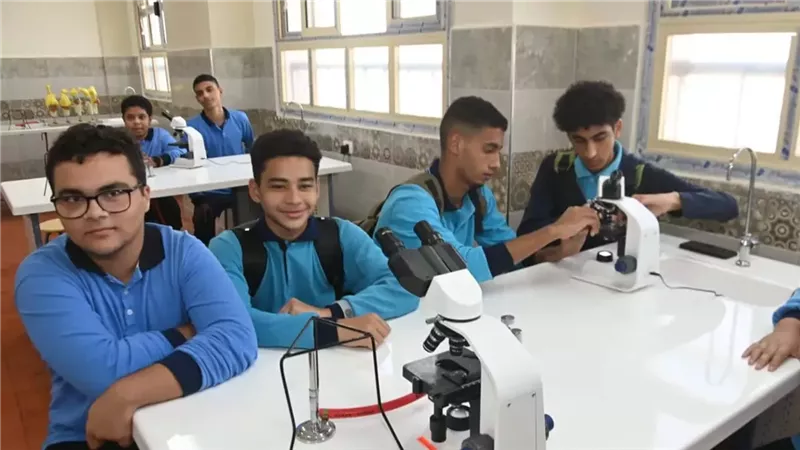 محافظ البحيرة تتفقد مدرسة المتفوقين بدمنهور