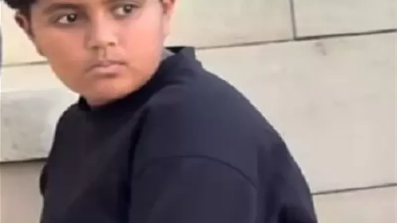 الحزن يسيطر على نجل محمد رمضان فى جنازة جده