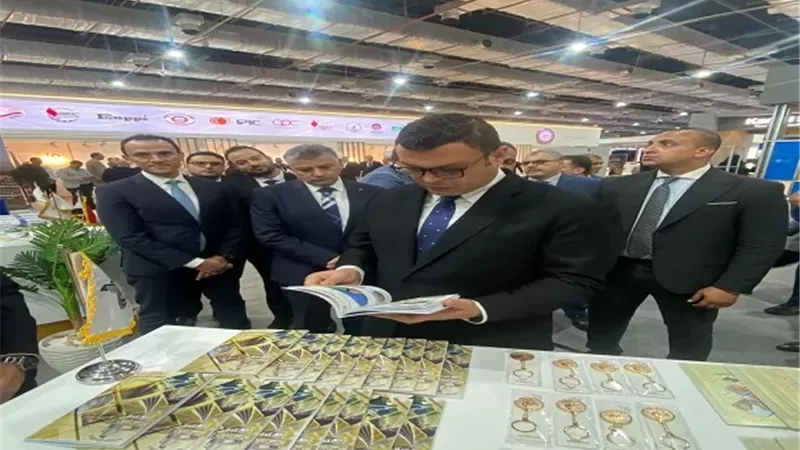 وزير الإسكان يتفقد جناح الوزارة بالمعرض والمؤتمر الدولي للنقل الذ