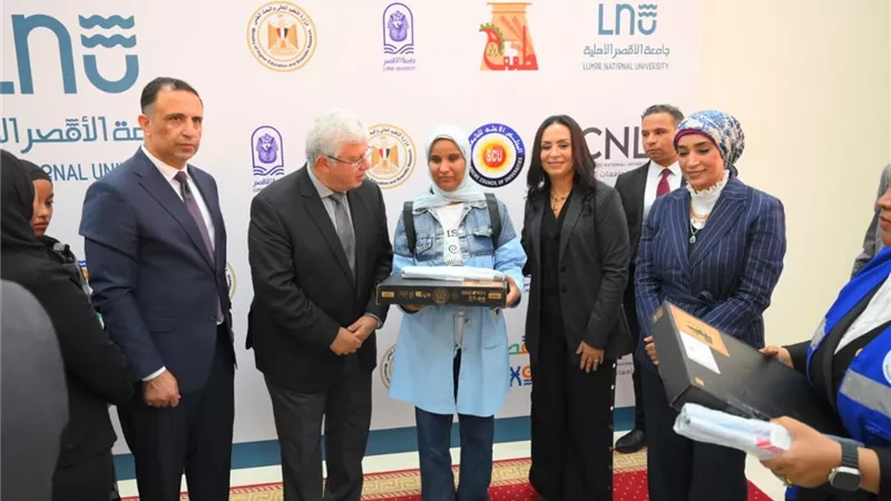 وزيرة التضامن تسلم لاب توب ناطق لطلاب وحدات التضامن من ذوي الإعاقة البصرية
