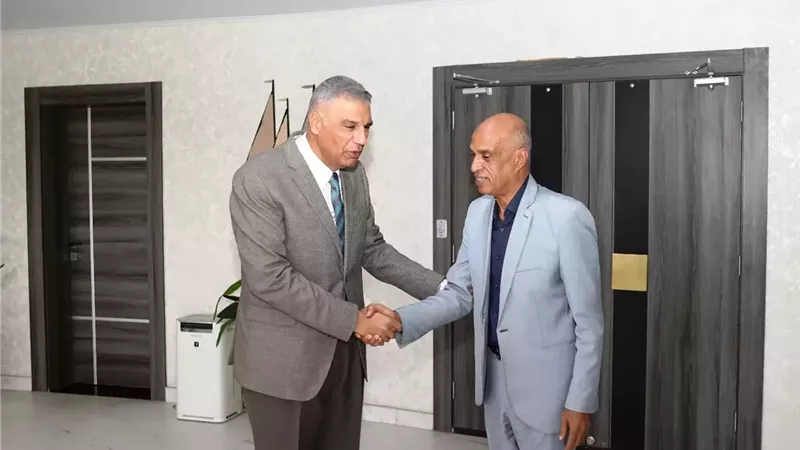 محافظ أسوان يكرم وكيل وزارة الشباب والرياضة تقديراً لعطائه