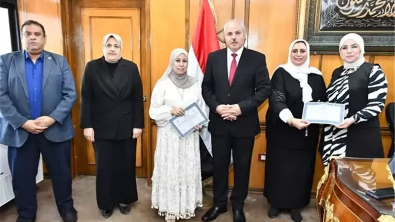 رئيس جامعة القناة يكرّم الفائزين بجائزة الأداء المتميز عن سبتمبر