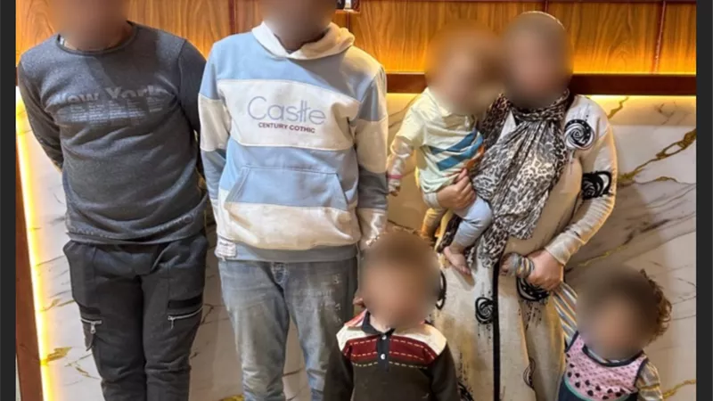 حقيقة فيديو لشخص يقوم بإطعام 3 أطفال بزعم ترك والدتهم بلا مٱوى