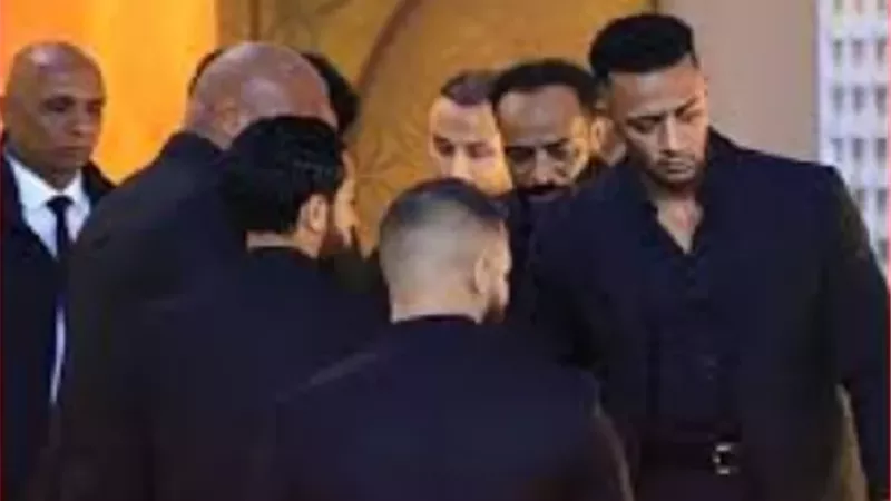 محمد رمضان يستقبل عزاء والده بمسجد الشرطة بالشيخ زايد