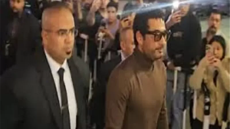 بالصور.. عمرو سعد فى عزاء والد محمد رمضان