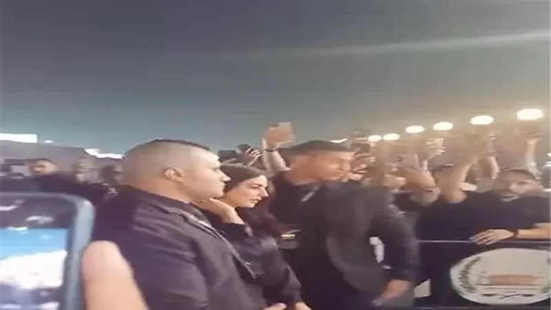 درة والرداد يواسيان محمد رمضان فى عزاء والده