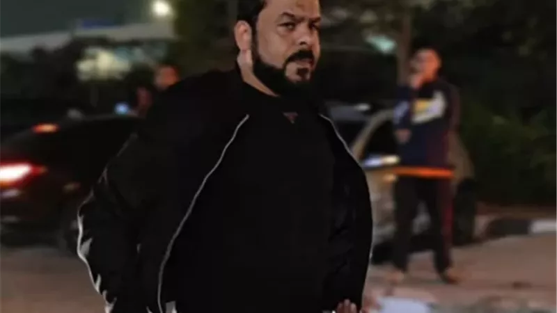 بالصور.. منذر ريحانة يواسي محمد رمضان فى عزاء والده