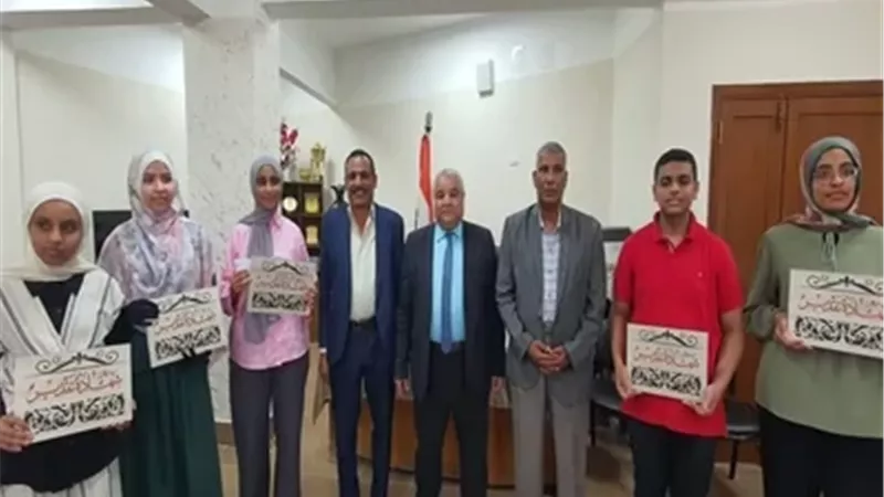 وكيل تعليم الأقصر يكرم أوائل الإعدادية بعد نتيجة التظلمات