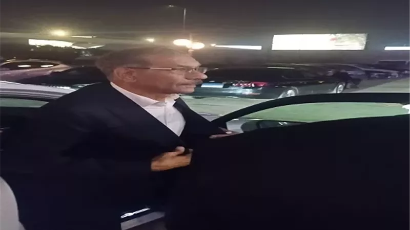 بالصور.. سيد رجب وداغر فى عزاء والد محمد رمضان