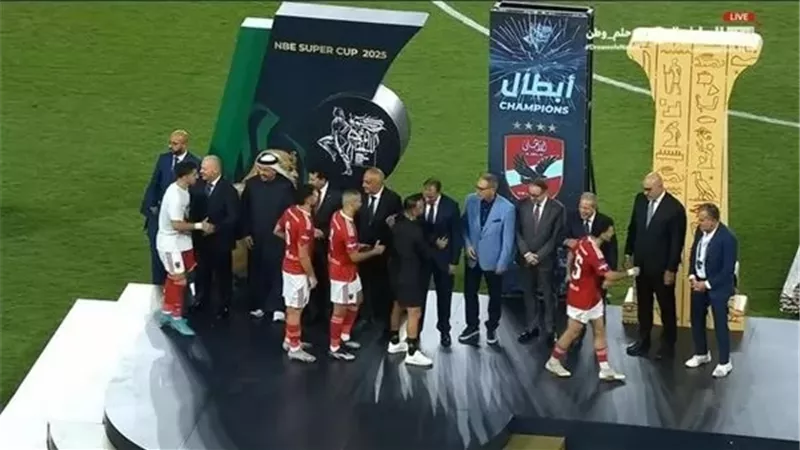 زيزو يرفض مصافحة مسئول الزمالك