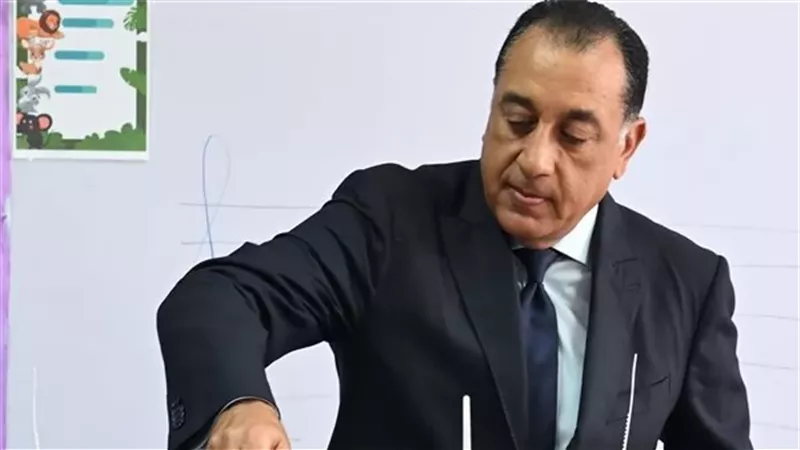 رئيس الوزراء يدلي بصوته في انتخابات النواب بالمدرسة اليابانية بالشيخ زايد