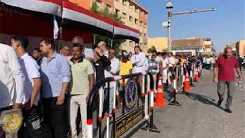 توافد المواطنين على لجان البحر الأحمر للمشاركة بانتخابات مجلس النواب