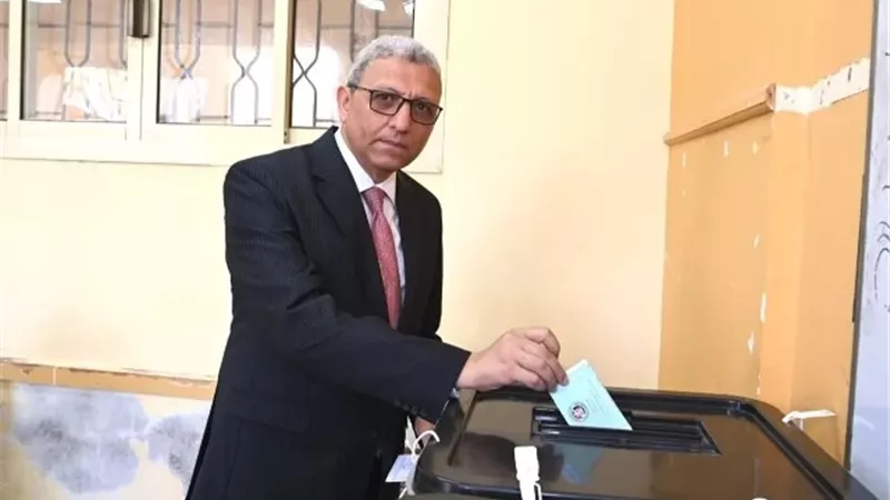المستشار أحمد سعد الدين يدلي بصوته في انتخابات النواب بالجيزة