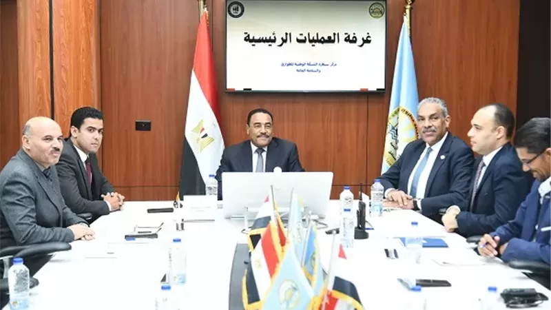 شعيب يتابع من خلال مركز السيطرة والطوارئ بمطروح عملية فتح اللجان