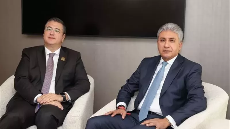وزير السياحة يجتمع مع مفوض الاتحاد الأوروبي للنقل المستدام