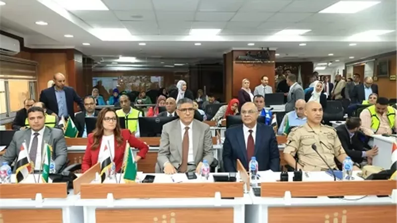 محافظ الجيزة يتابع انتظام فتح اللجان الانتخابية من مركز السيطرة
