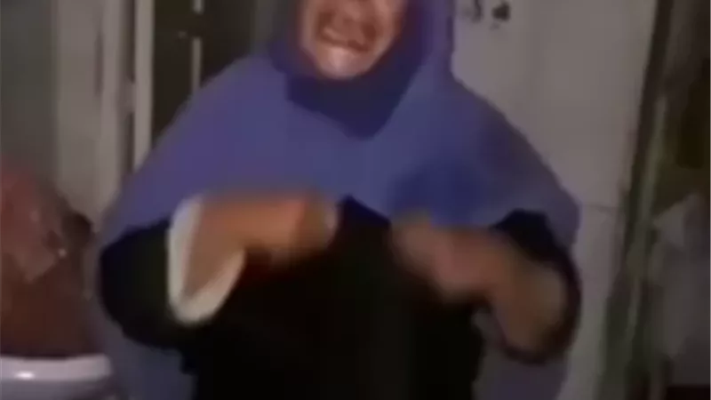 مسنة تستغيث من ابنها: ضربني وكسرلي أسناني